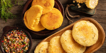Arepitas de Yuca con Guasacaca: Un Delicioso Bocado Venezolano